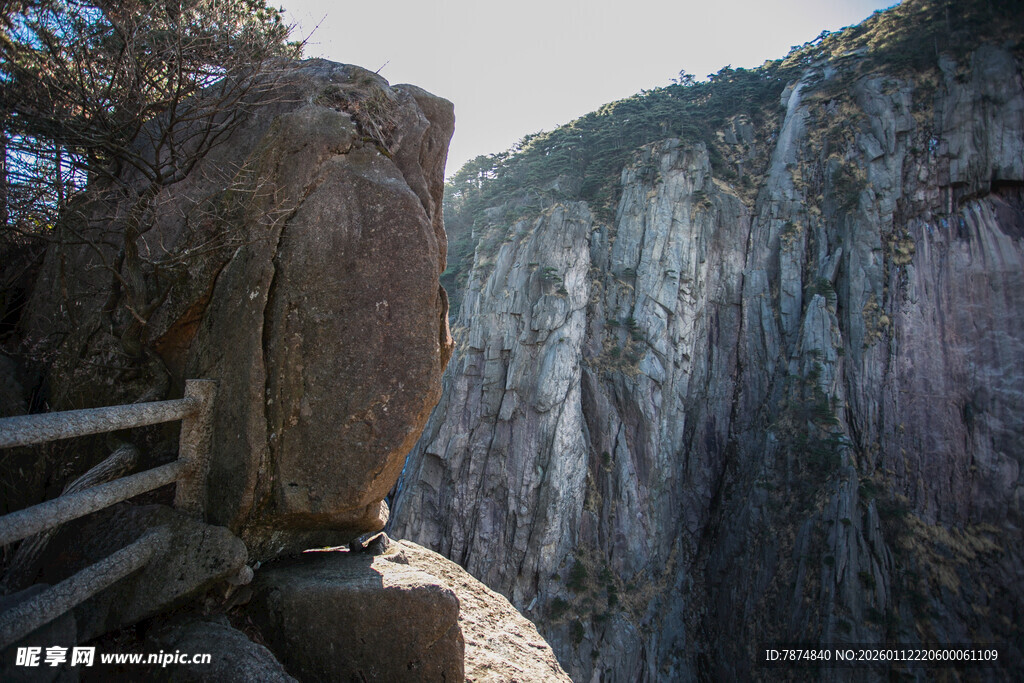 悬崖边的木质栈道景观