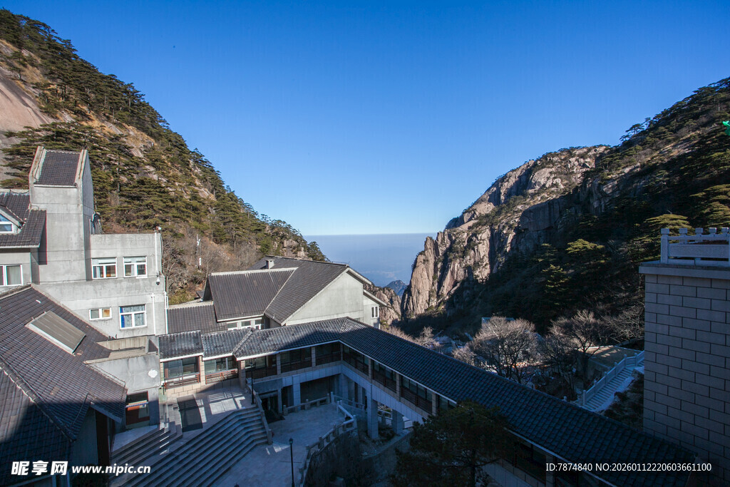 山间建筑群俯瞰美景