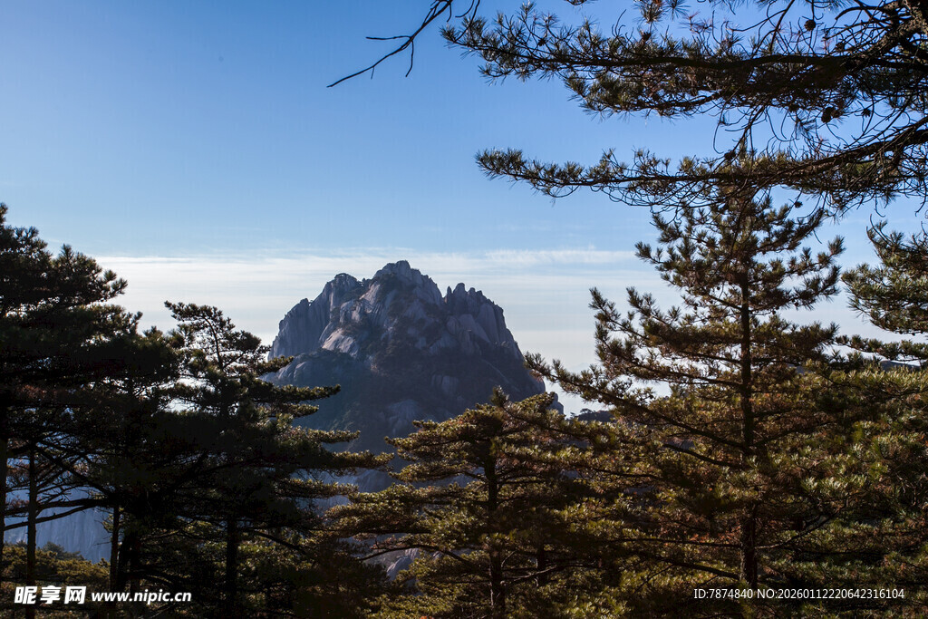 山林间的巍峨山峰