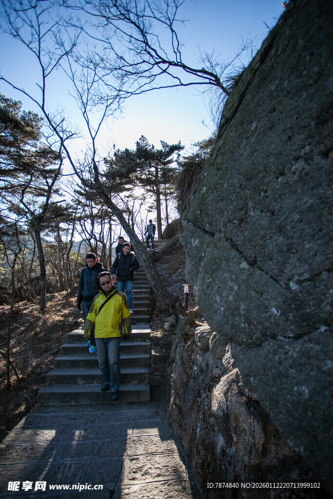 山间石阶上的户外行人