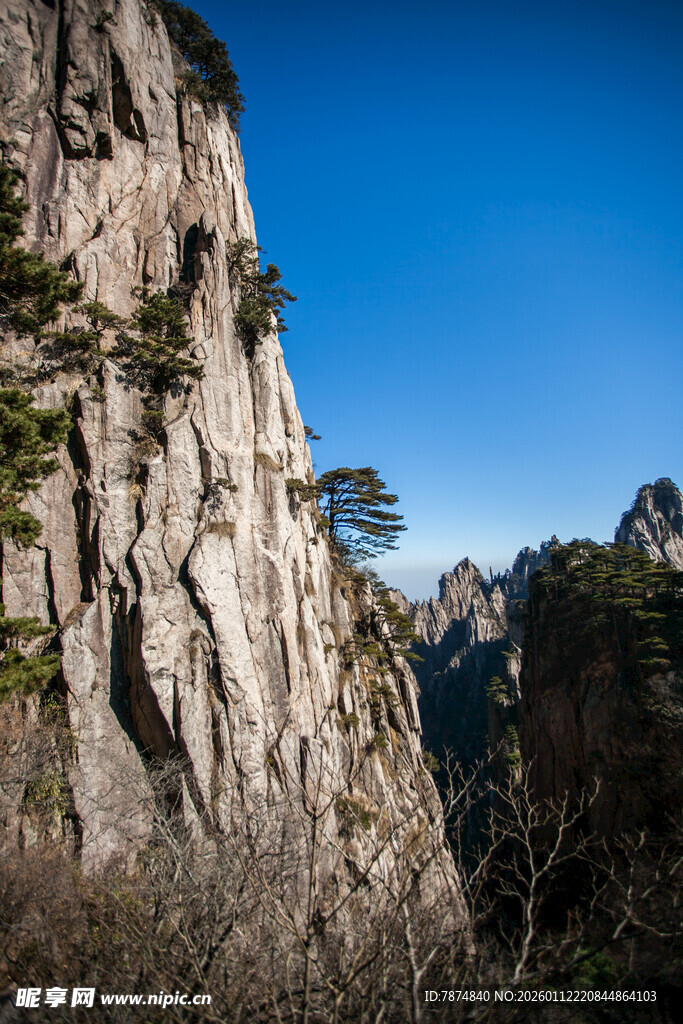 巍峨险峻的壮丽山景