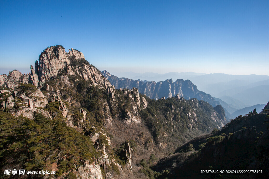 壮丽山景 巍峨山峰入云端