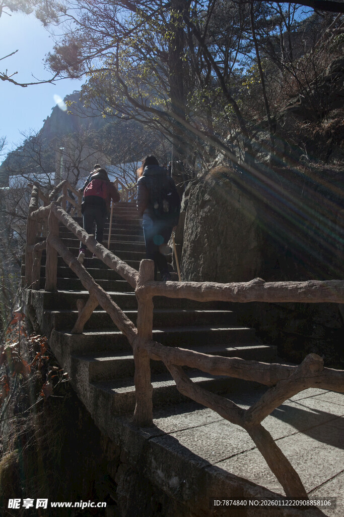 山间木栈道上的徒步者