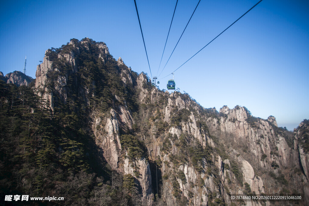 黄山缆车穿行壮美山峦
