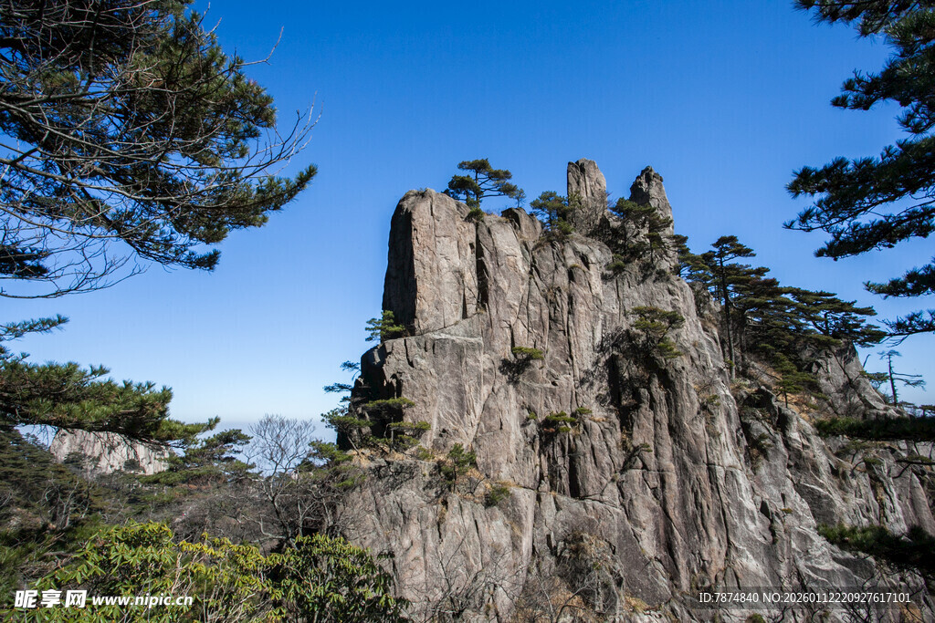 巍峨奇峰屹立于山林间