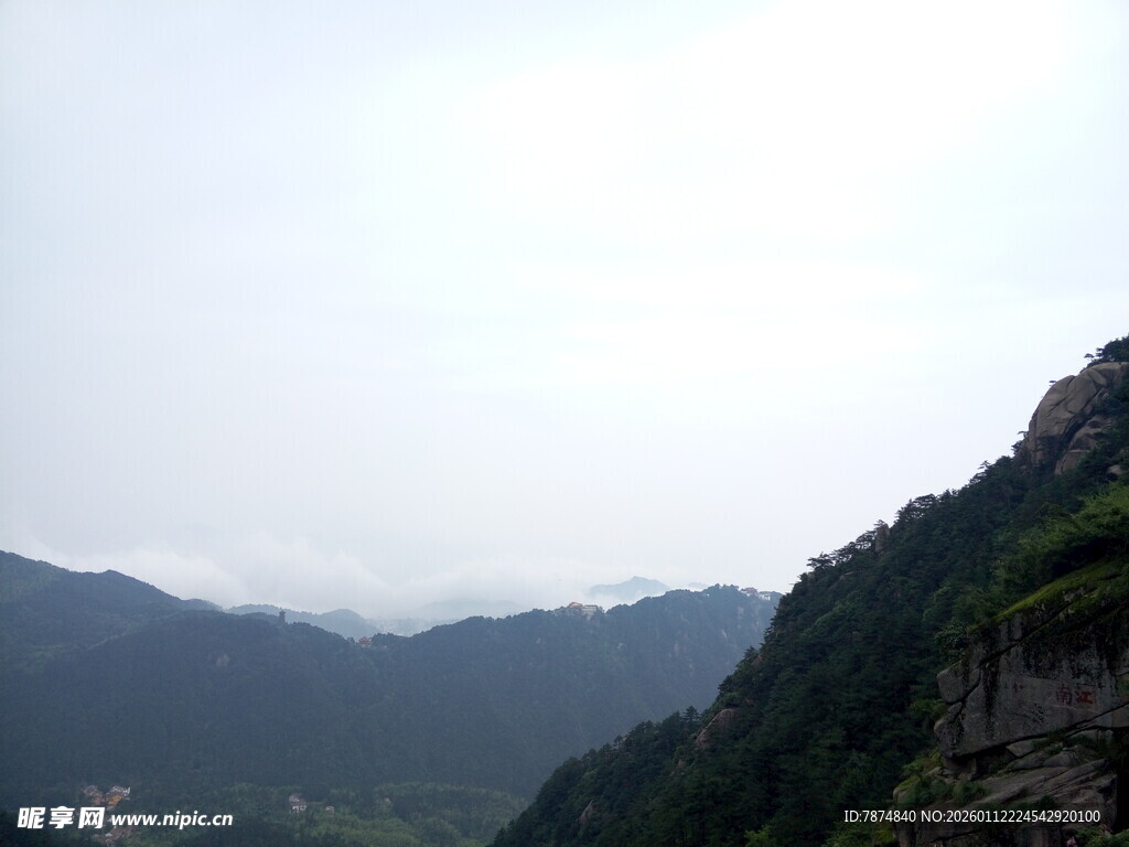 山峦云雾间的壮美景色