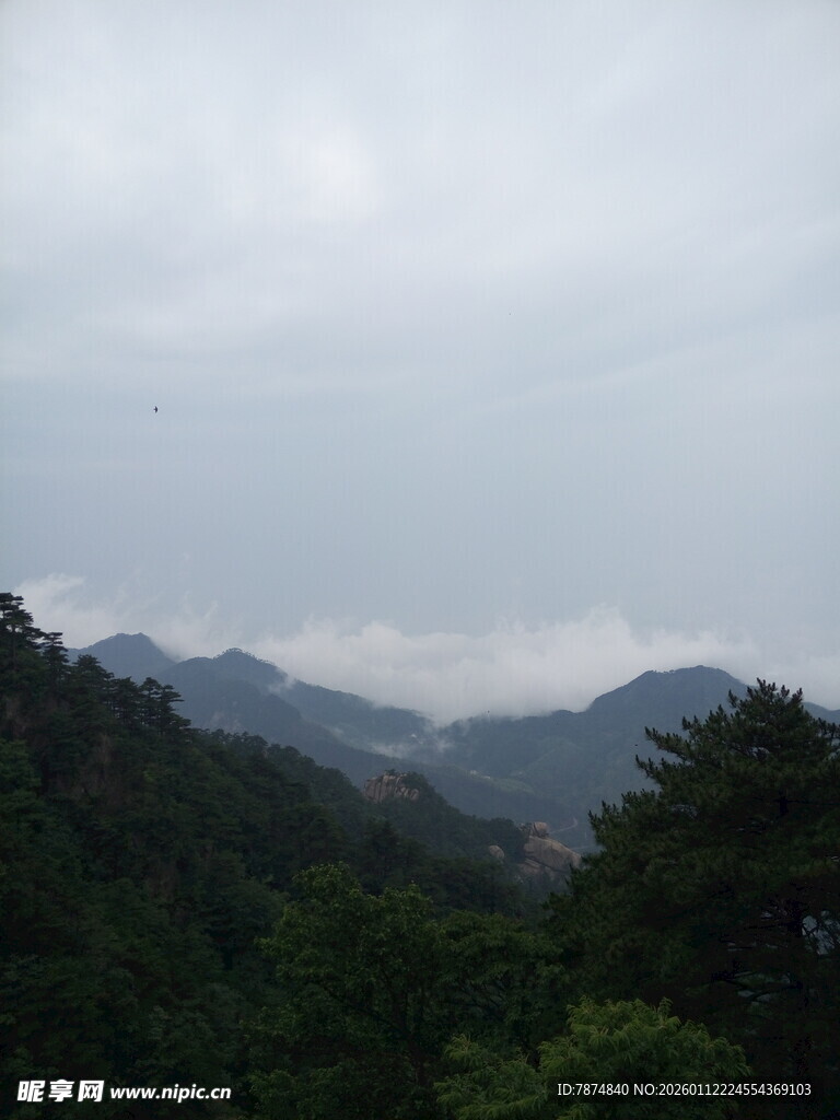 山间云雾缭绕的秀丽景致