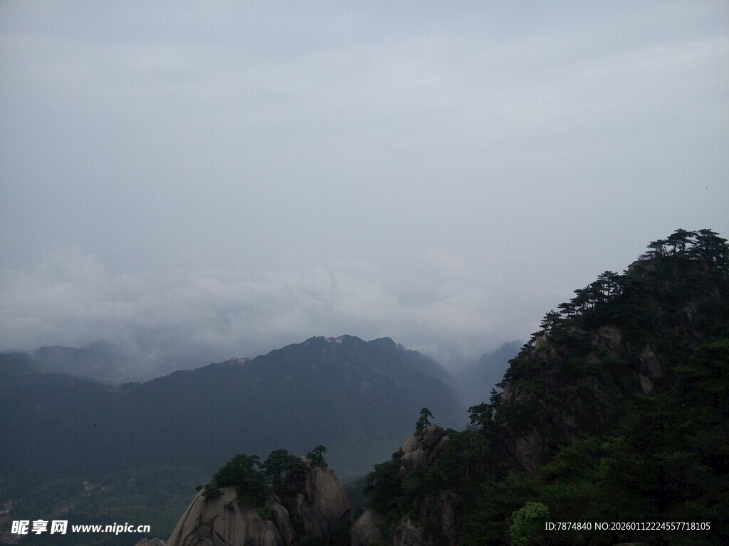 云雾缭绕的山峦美景