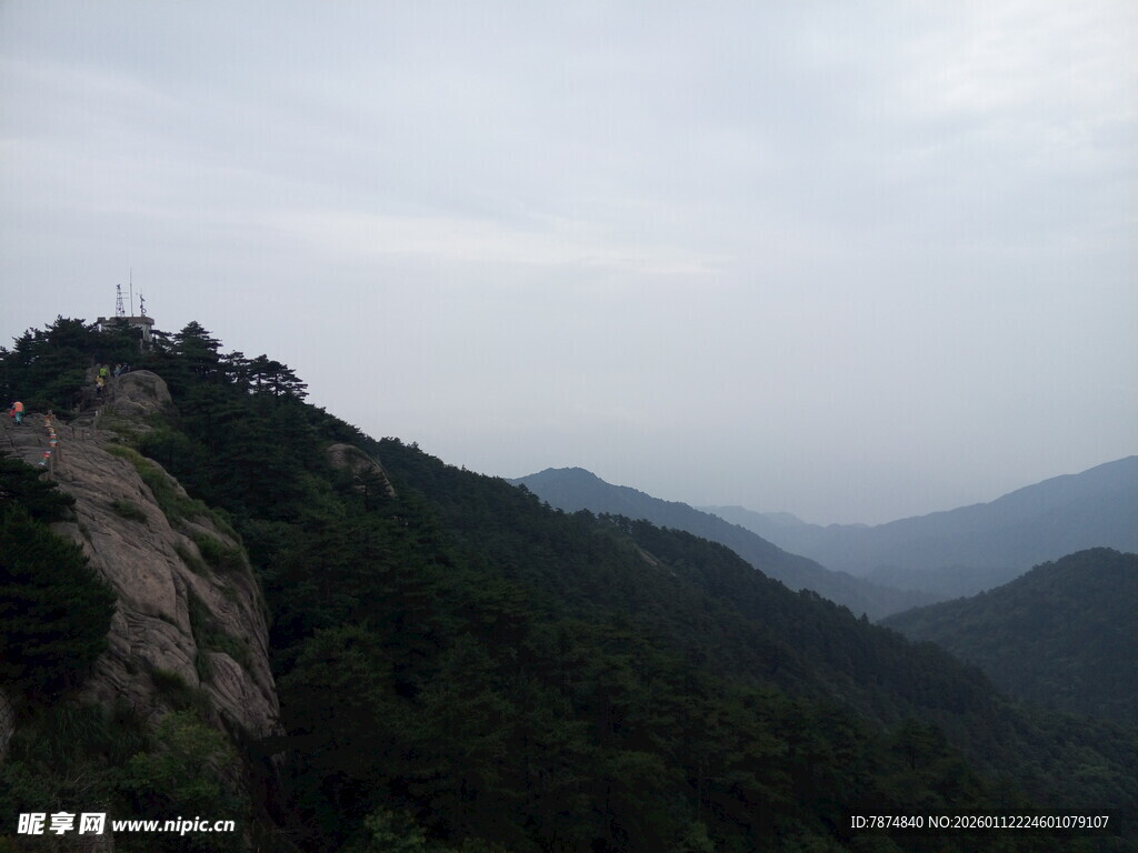 山峦叠翠的壮阔自然景观