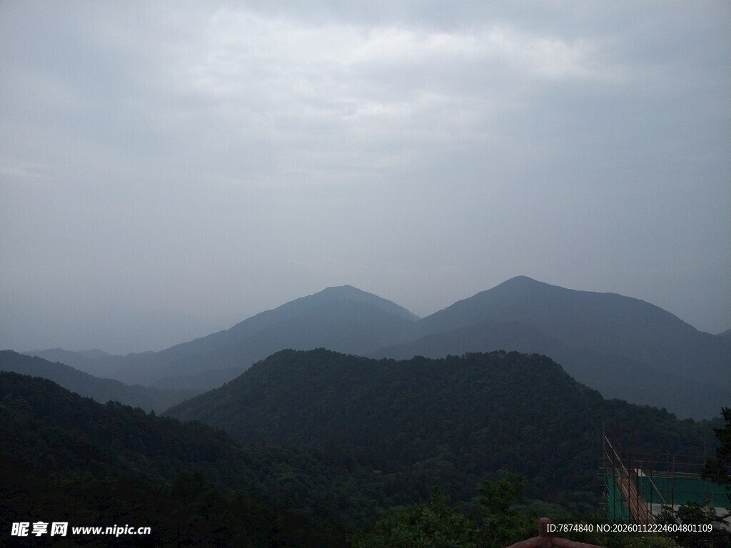 云雾缭绕的山峦美景