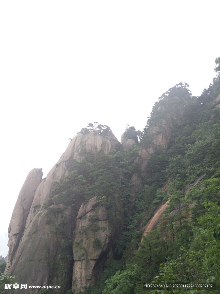 奇峰耸立的绿意山峦