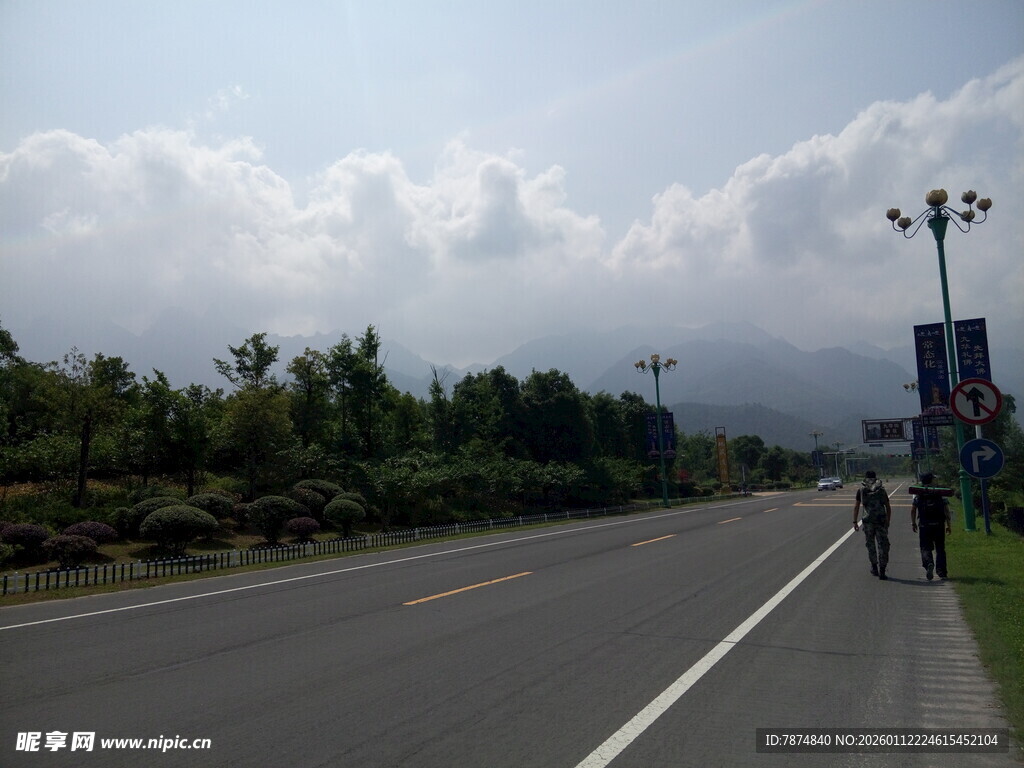 宽阔公路旁的清新风景