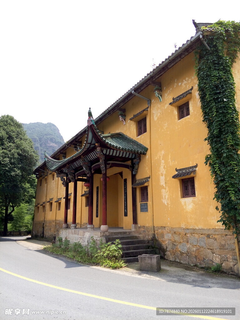 古朴黄墙建筑 绿植相伴