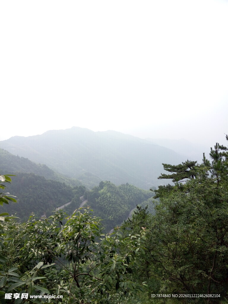 山峦间绿意盎然的景致