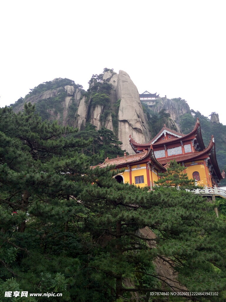 山间古寺隐于葱郁山林