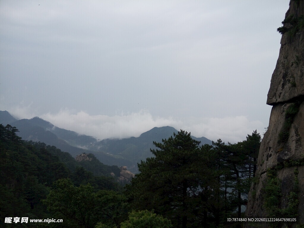 山间云雾缭绕的秀丽景致