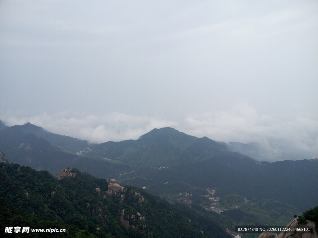 云雾缭绕的山峦美景