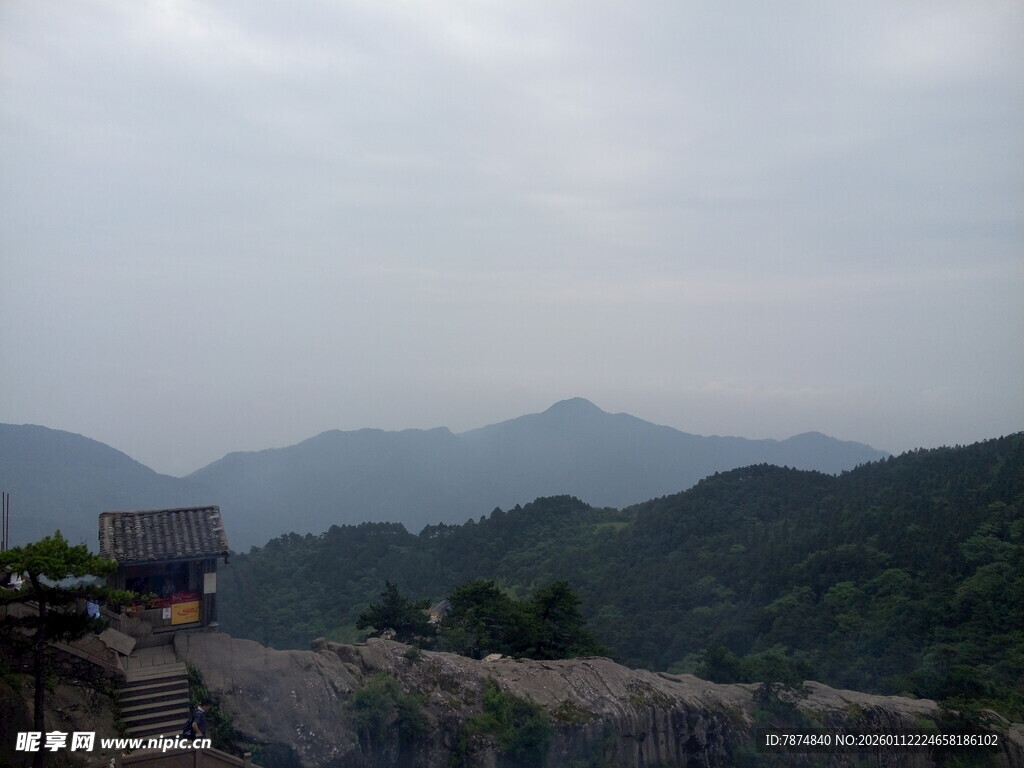 长城远眺 山峦云雾缭绕