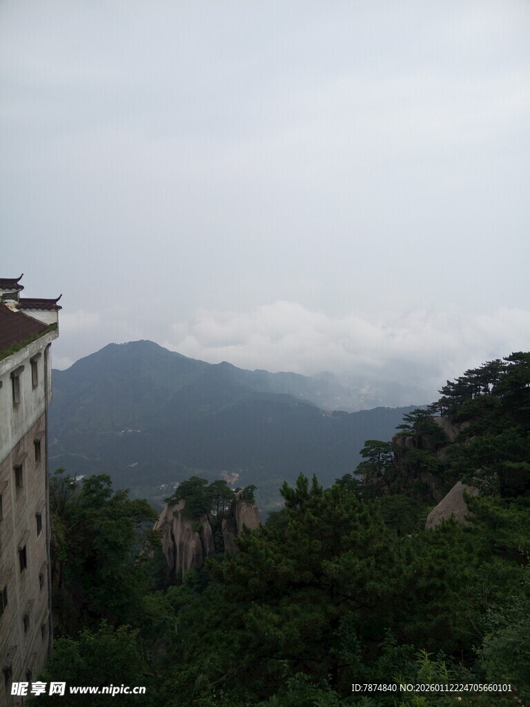 山间建筑远眺朦胧山峦