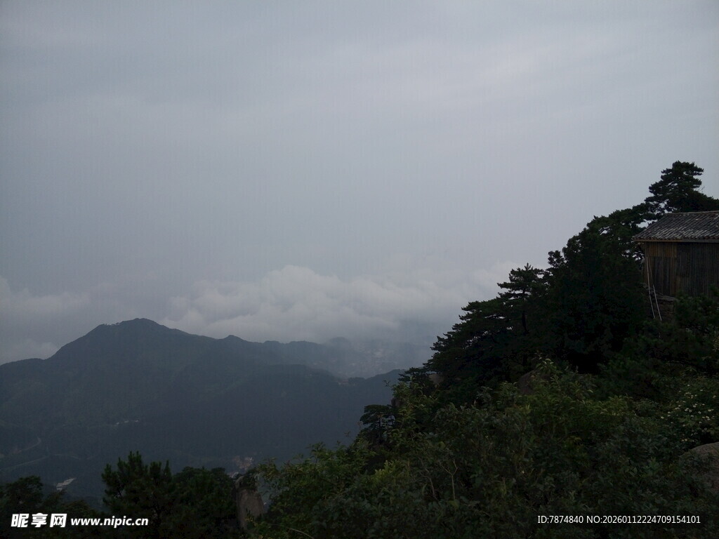 山间云雾缭绕的静谧景致