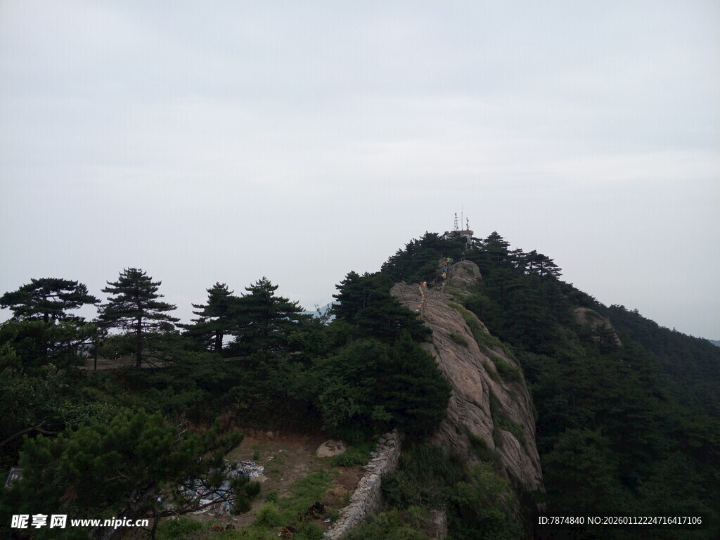 云雾缭绕的峻峭山峰