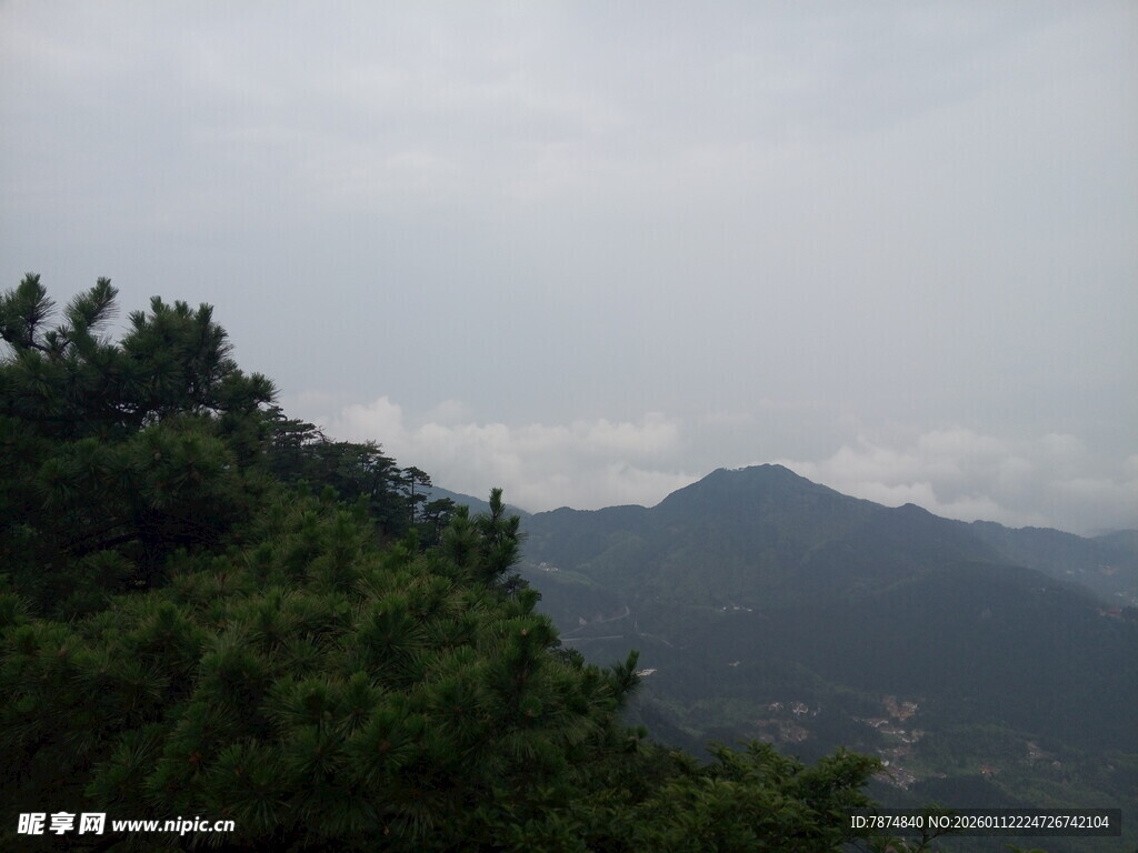 云雾缭绕的山峦景色