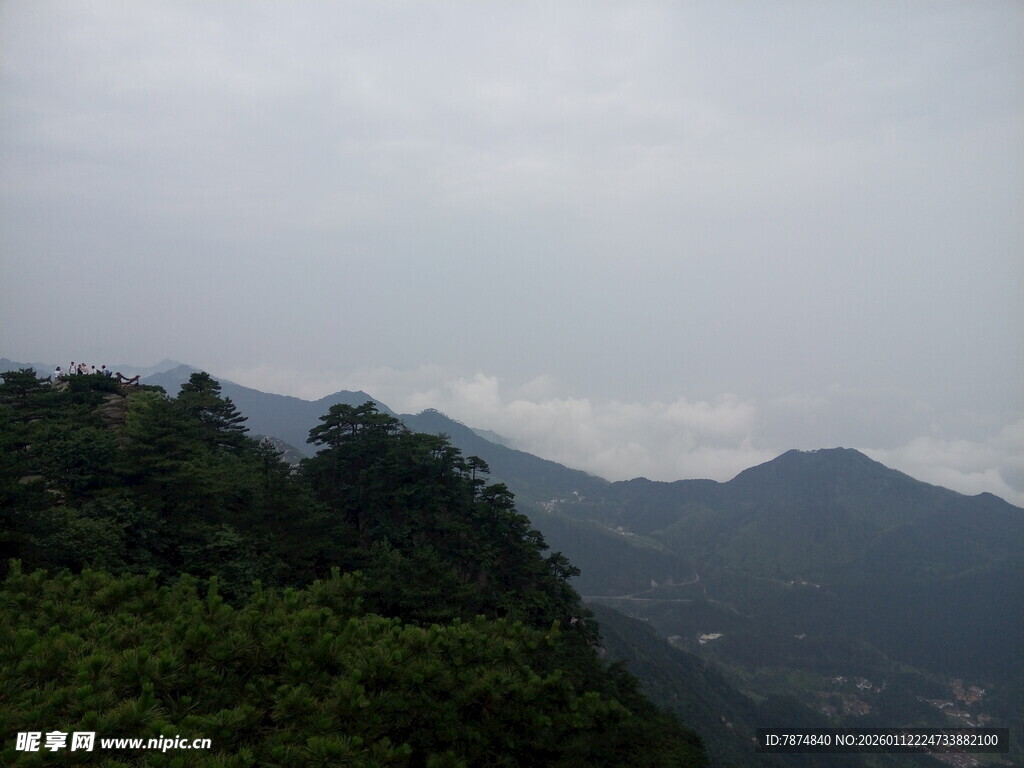 山峦叠翠间的绿意景致