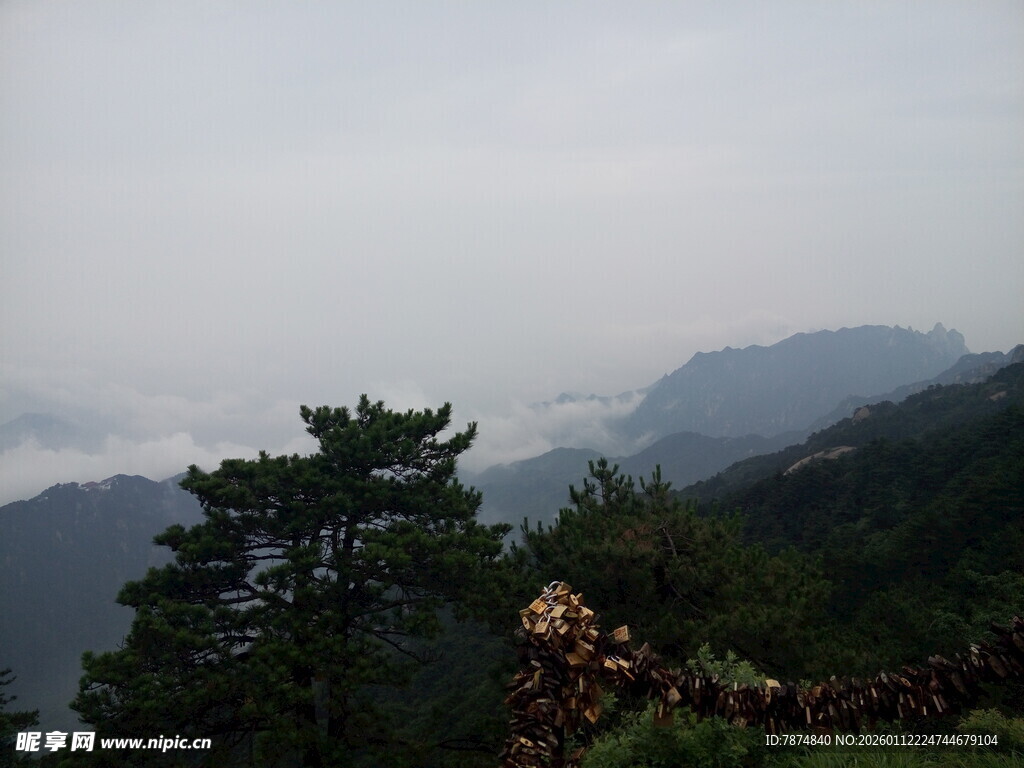 山间云雾缭绕的静谧景致