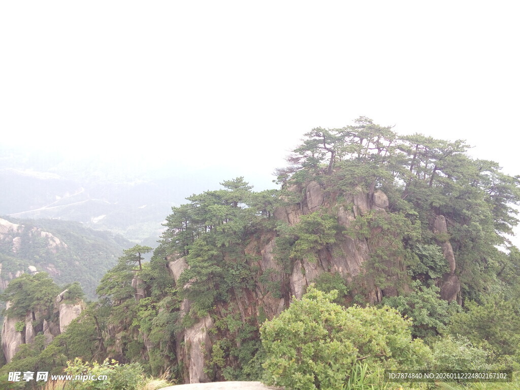 峻峭山峰绿意盎然