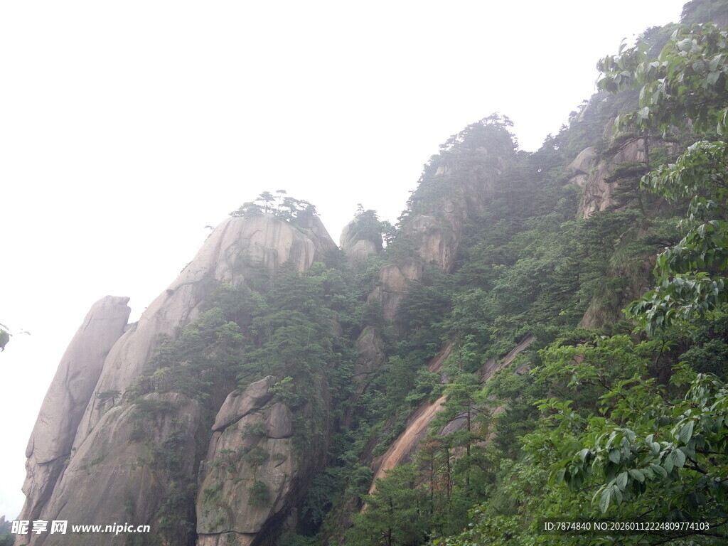 奇峰耸立的秀丽山景