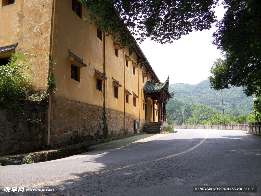 古朴路旁的传统中式建筑
