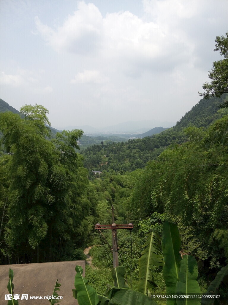 山间绿意盎然的自然景致