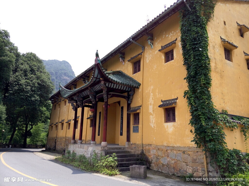 山间黄墙古建 绿意环绕