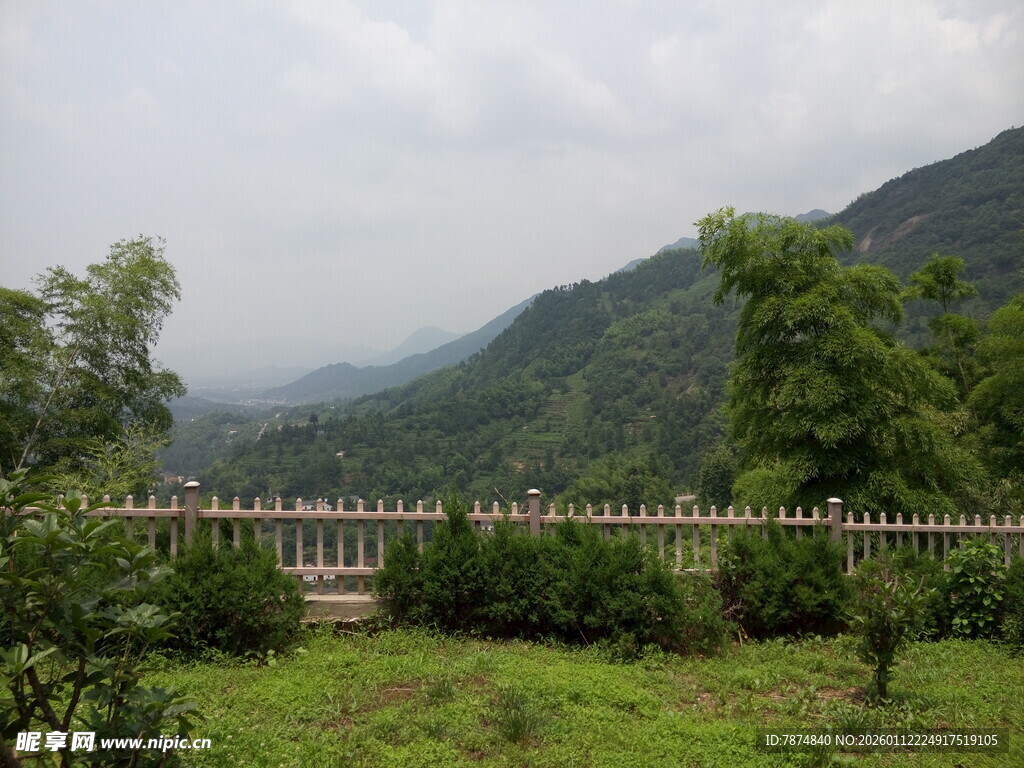 山间绿意 远处朦胧美景