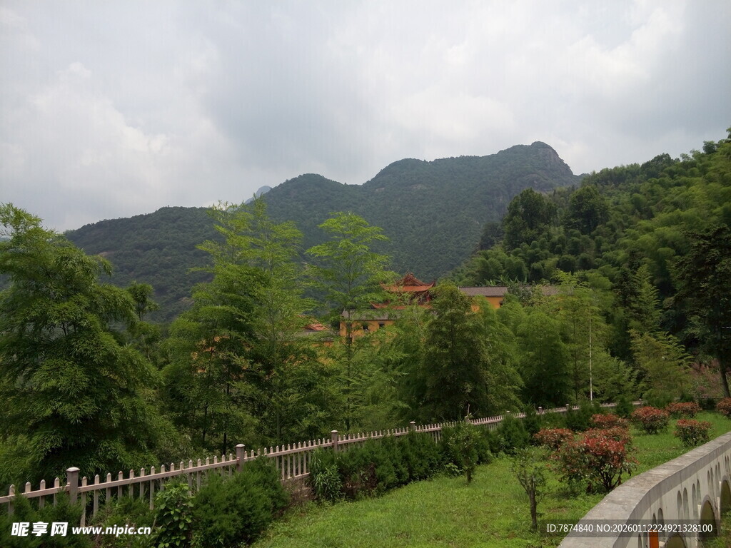 山间绿意盎然的秀丽景致