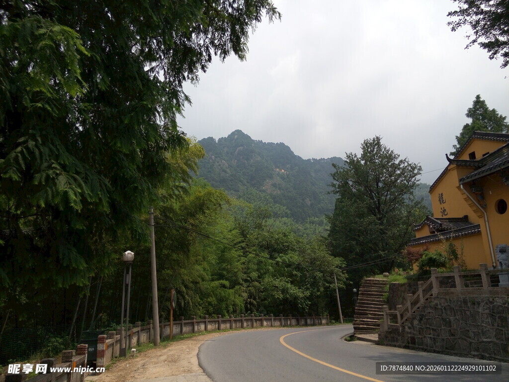 山间蜿蜒公路旁的小屋