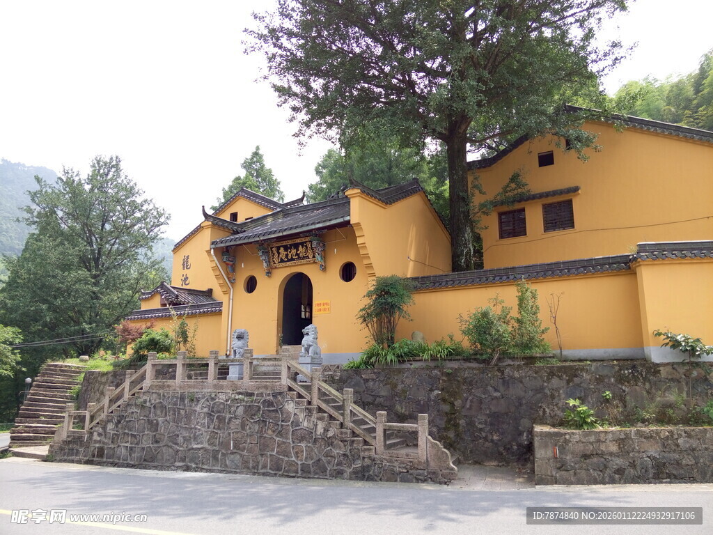 古朴黄色建筑 山间景致