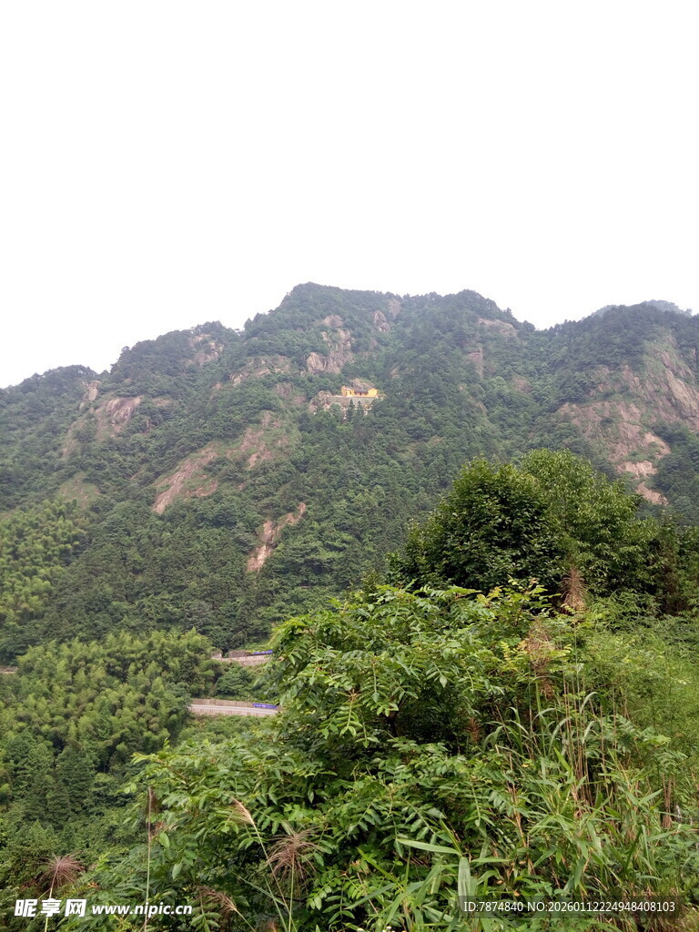青山绿植环绕的秀丽山景