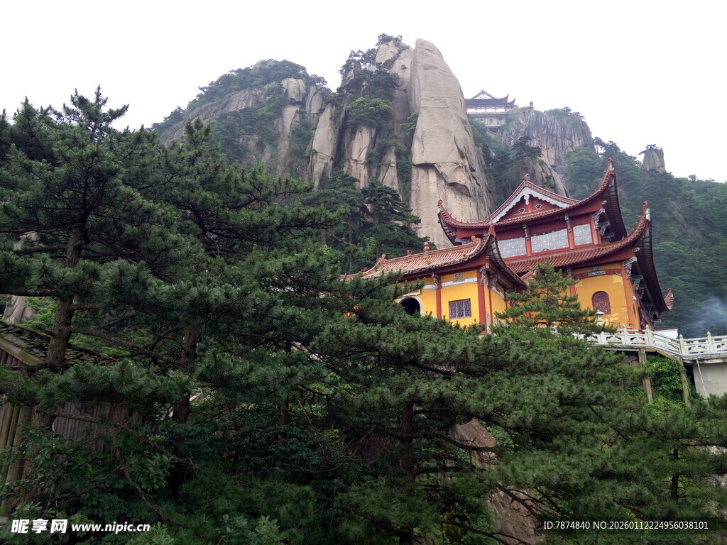 山中古寺隐于葱郁林木间