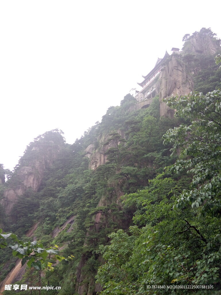 翠绿山峦间的自然景致