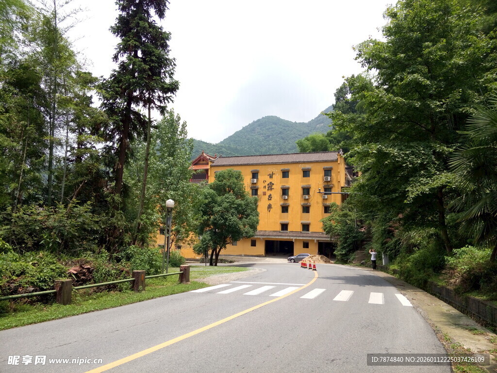 山林间的黄色建筑道路景观