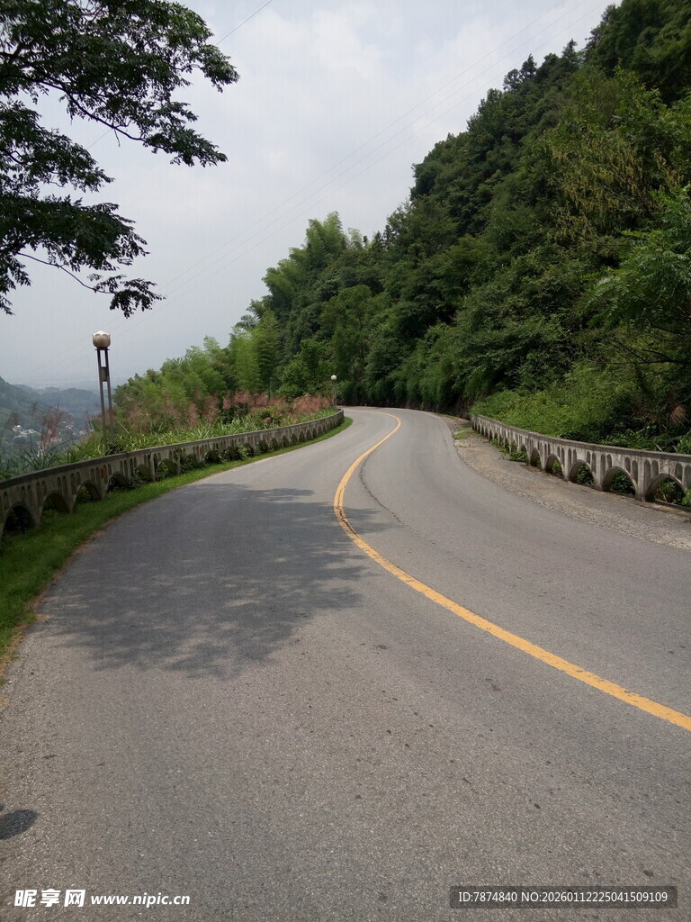 蜿蜒山间公路风景