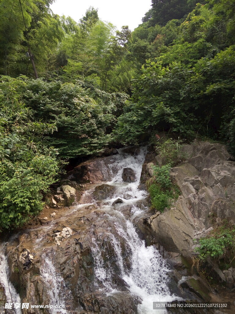 山间溪流瀑布自然美景