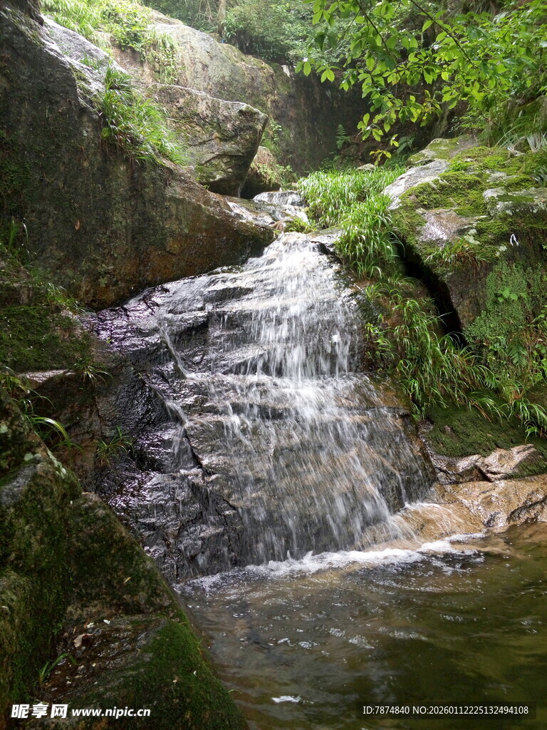 山间小瀑布 自然清幽景