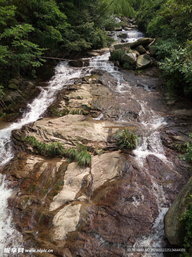 山间溪流潺潺 岩石相伴