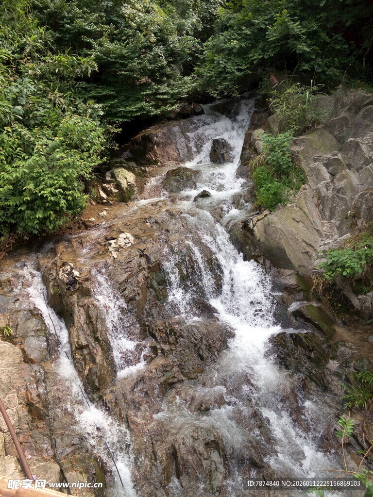 山间灵动小瀑布景观