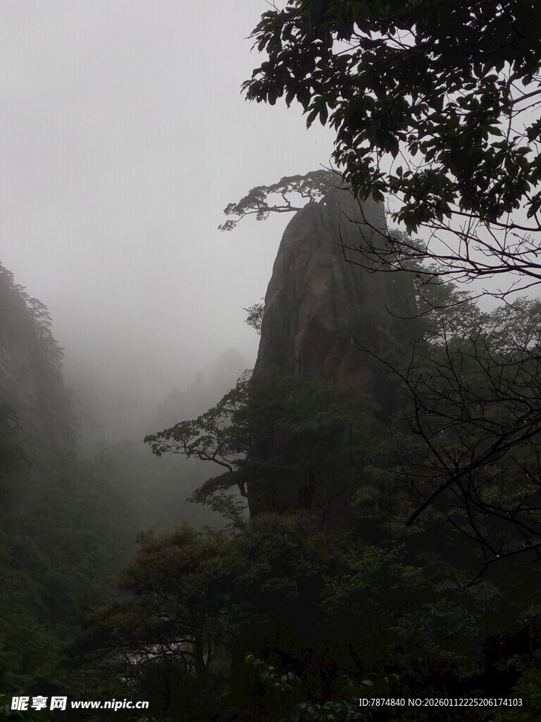 云雾缭绕中的奇峻山峰