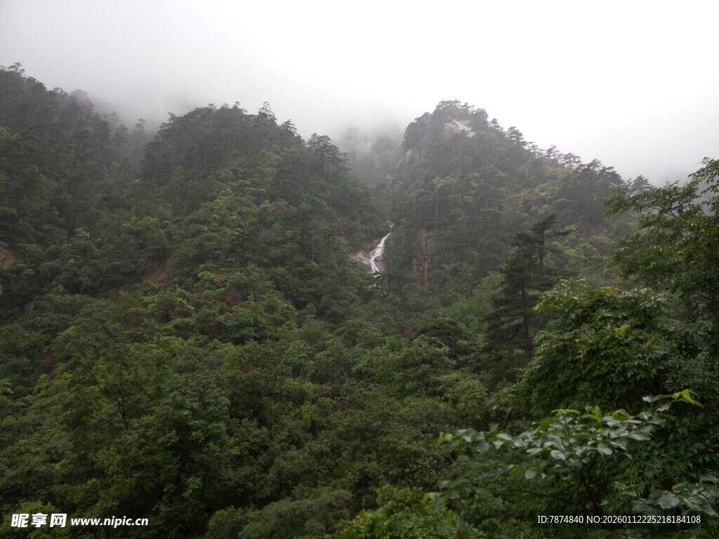 云雾缭绕的山林瀑布景观