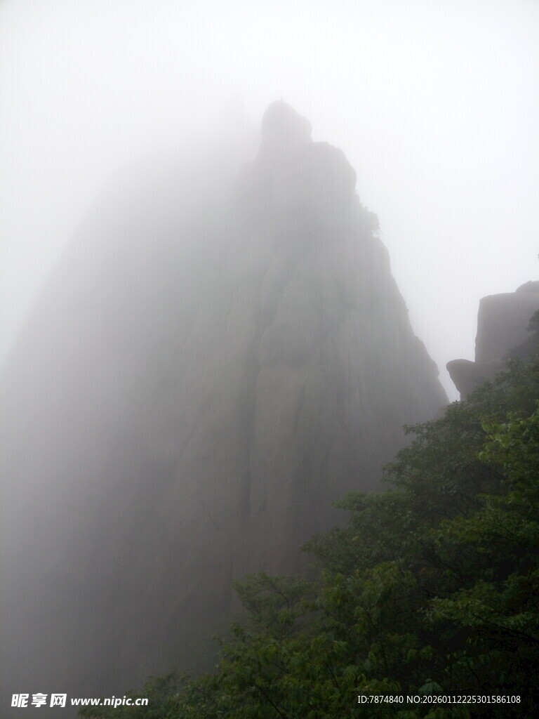 云雾缭绕的巍峨山峰