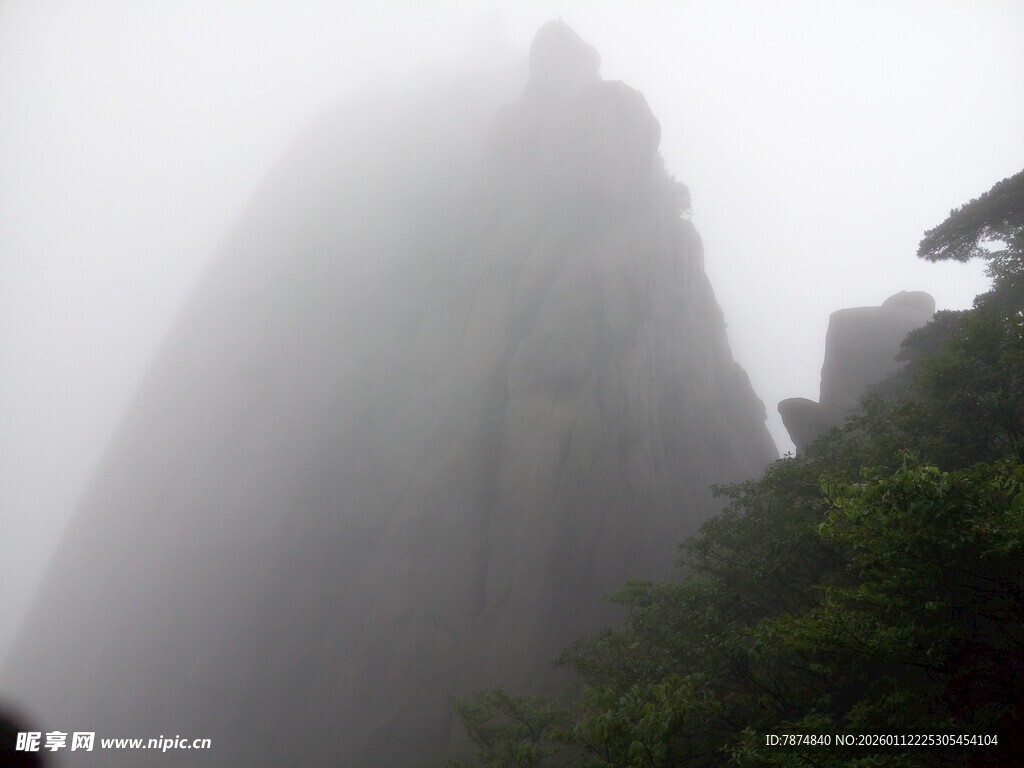 云雾缭绕中的巍峨山峰